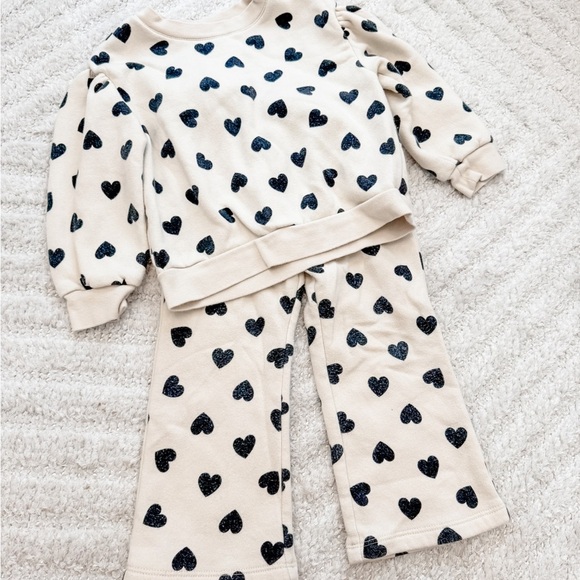GAP Kids Sweat Set - Cream with Black Hearts Size 3T - Picture 2 of 4